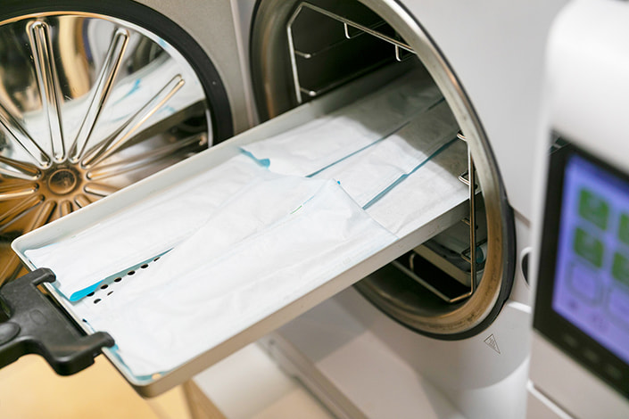 治療に使うものは、使い捨てか消毒・滅菌されたものを使用