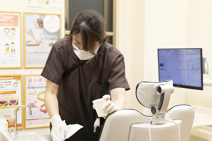 診療後はシートなど触れる場所を除菌